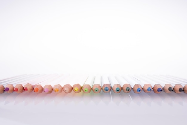 Farebné nitky a ihly rozložené na stole